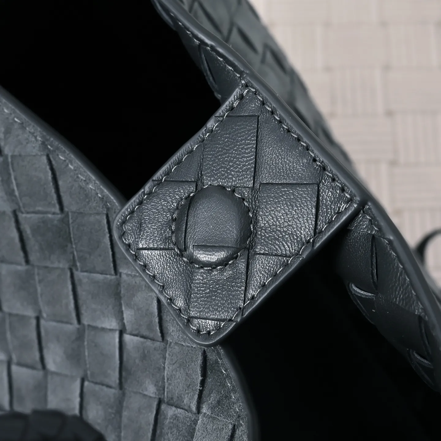 Batch 2060 BOTTEGA VENETA2025 new autumn medium suede parachuta has a unique appearance with the iconic metal knot, and a whole piece of leather folds the four corners into a parachute shape! The exquisite Knot metal buckle is like putting jewelry on a bag. It is high-end and elegant. Its super capacity can hold all your things! The overall effect of this bag is very different from before. It is neither too delicate to provide a large capacity nor too bulky because of its practicality. It simply provides a perfectly suitable bag for casual and simple people👜 Style number: 5921 Size: 29.5*18.5*17.5cm